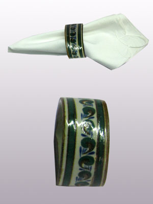 Vajilla - Greca / Anillo para servilleta de tela 'Greca Borde Caf' / ste anillo para servilleta cuidadosamente creado ser un gran accesorio para su coleccin 'Greca Borde Caf'.