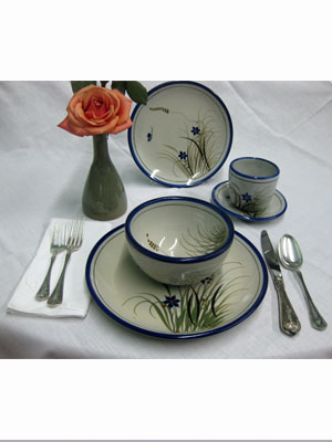 CERAMICA / Juego de 5 pzs. 'Mariposa Borde Azul' / ste juego de cermica tiene una decoracin pintada a mano, viene decorado con una mariposa, flores y pasto con borde azul cobalto. Incluye un plato grande, un plato para ensalada, un plato hondo, y una taza con plato para taza.