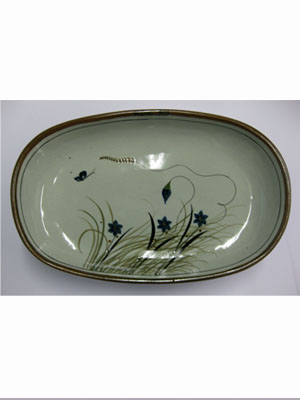 Butterfly Dinnerware / 'Brown Rim Butterfly' Serving platter / With a handcrafted design, this serving platter is perfect for fruit display on a table or serving the main dish. It is adorned with a butterfly, flowers and grass bordered with a brown rim.