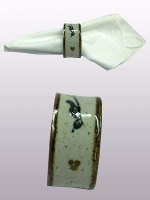 Vajilla - Mariposa / Anillo para servilleta de tela 'Mariposa Borde Caf' / ste anillo para servilleta cuidadosamente creado ser un gran accesorio para su coleccin 'Mariposa Borde Caf'.