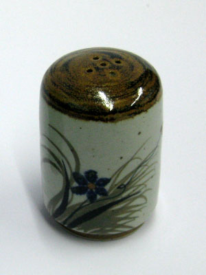 MEXICAN STONEWARE / 'Brown Rim Butterfly' Salt shaker / This beautifully decorated salt shaker will make a great accesory for your 'Brown Rim Butterfly' collection.