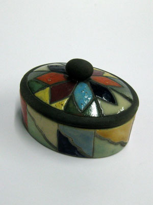 MEXICAN RAKU CERAMICS / Small oval jewelry box / This beautiful oval jewel box is perfect for keeping necklaces and earrings, or as a decorative item for your living room. It features a hand painted flower with different color petals on the lid.